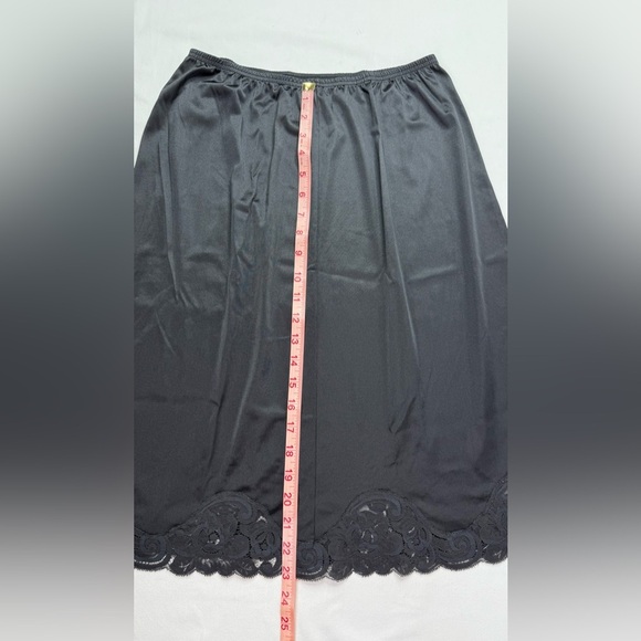 Vanity Fair Black Lace Trim Half Slip Size Medium - Picture 6 of 6